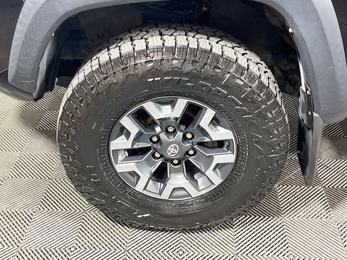 Certified 2017 Toyota Tacoma TRD Off-Road w/ Premium & Technology Package AWD/4WD image 28