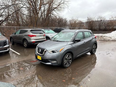Used 2019 Nissan Kicks SR w/ SR Premium Package image 4