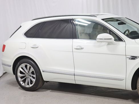 Used 2017 Bentley Bentayga AWD/4WD image 3