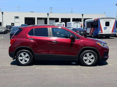 Used 2017 Chevrolet Trax LT w/ LT Convenience Package FWD image 4