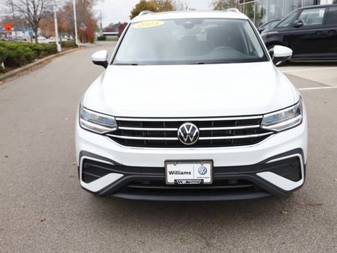 Used 2023 Volkswagen Tiguan SE w/ Panoramic Sunroof Package image 7