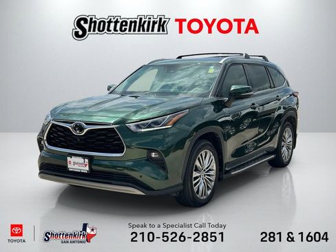 Used 2024 Toyota Highlander Platinum FWD image 1
