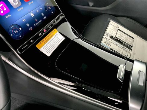 Used 2025 Mercedes-Benz GLC 300 4MATIC image 11