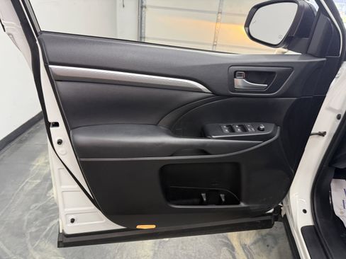 Used 2019 Toyota Highlander XLE AWD/4WD image 8