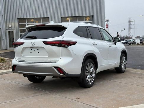 Used 2024 Toyota Highlander Platinum image 5