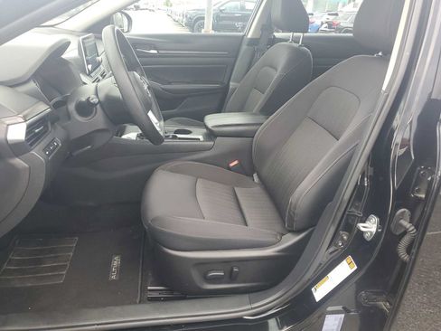 Used 2025 Nissan Altima 2.5 SV FWD image 19