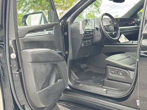 Used 2025 Cadillac Escalade ESV Premium Luxury AWD/4WD image 13