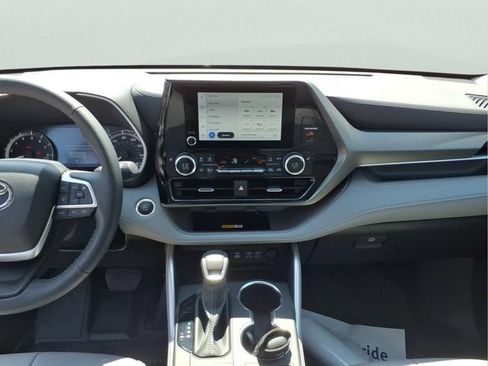 Used 2024 Toyota Highlander XLE AWD/4WD image 12
