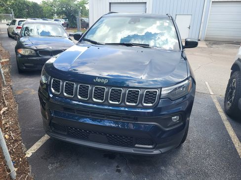 Used 2024 Jeep Compass Latitude w/ Sun and Sound Group AWD/4WD image 2