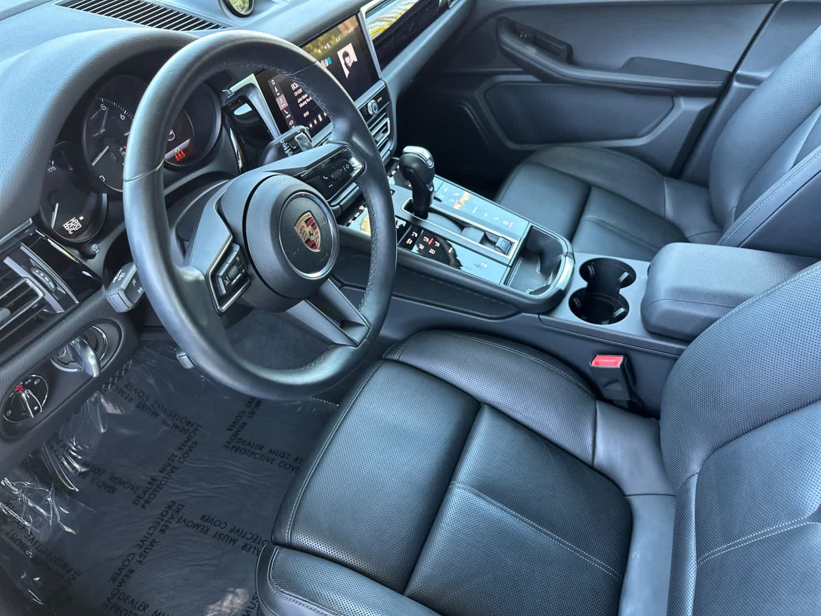 Certified 2025 Porsche Macan AWD/4WD image 4