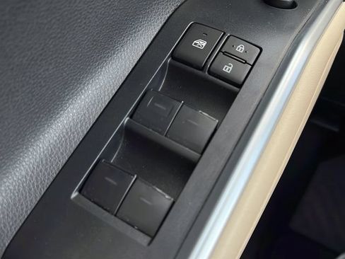 Used 2024 Toyota Highlander XLE AWD/4WD image 19