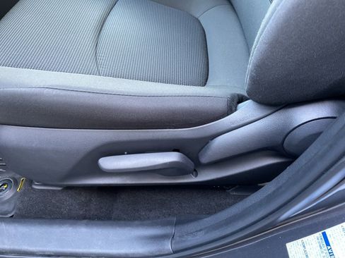 Used 2022 Toyota RAV4 LE image 12