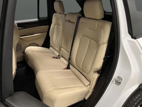 Used 2024 Jeep Grand Cherokee Limited image 31