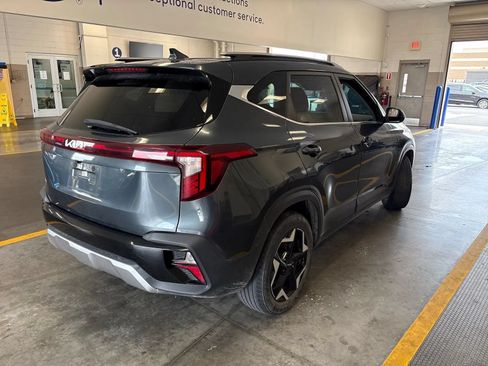 Used 2024 Kia Seltos EX FWD image 2