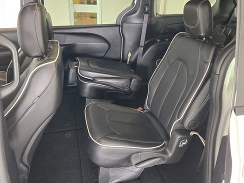 Used 2025 Chrysler Pacifica Limited FWD image 17