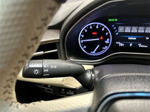 Used 2019 Toyota Avalon Limited image 19