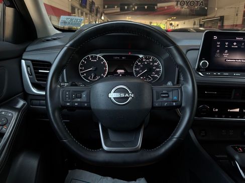 Used 2025 Nissan Rogue SV FWD image 31