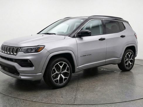 Used 2025 Jeep Compass Limited image 3