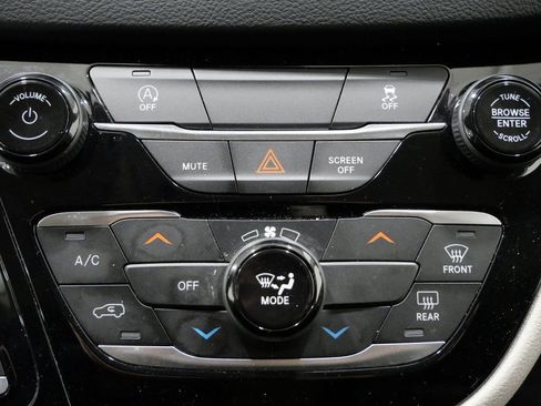 Used 2023 Chrysler Voyager LX image 19