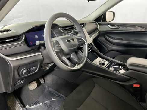 Used 2023 Jeep Grand Cherokee L Laredo image 9