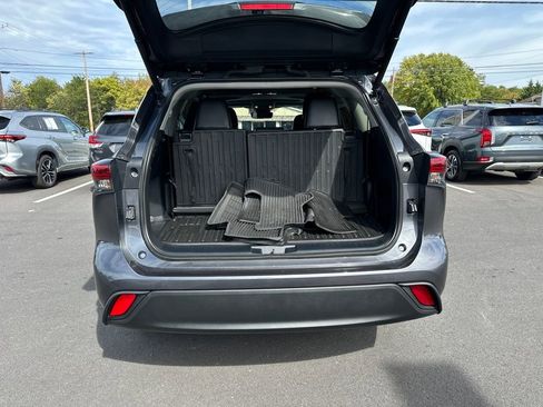 Used 2022 Toyota Highlander XLE image 11
