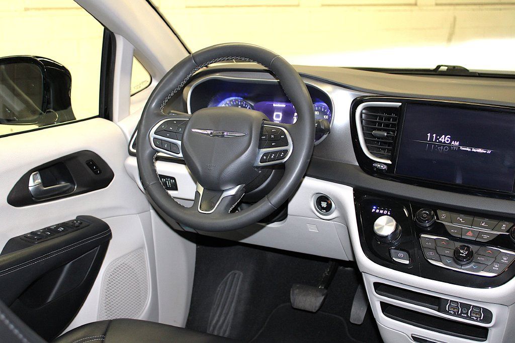 Certified 2024 Chrysler Pacifica Touring-L FWD image 12