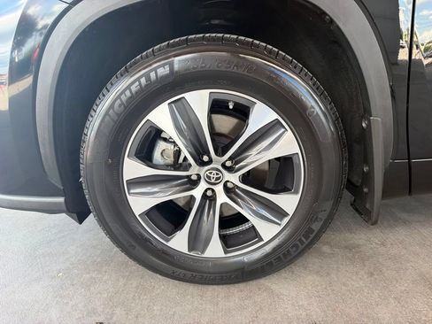 Used 2023 Toyota Highlander XLE AWD/4WD image 9