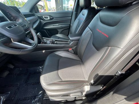 Used 2025 Jeep Compass Trailhawk AWD/4WD image 27