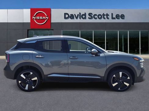 Used 2025 Nissan Kicks SR FWD image 5