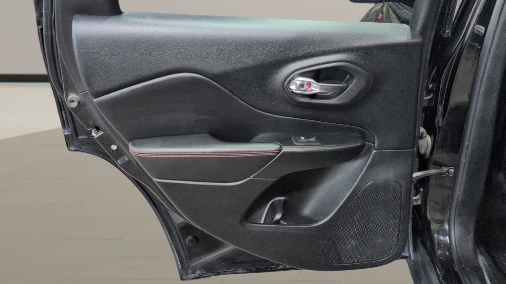 Used 2019 Jeep Cherokee Trailhawk AWD/4WD image 18