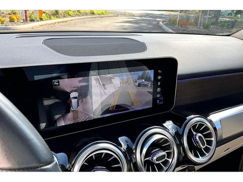 Used 2020 Mercedes-Benz GLB 250 w/ Premium Package image 21
