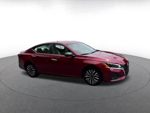 Used 2025 Nissan Altima 2.5 SV FWD image 2