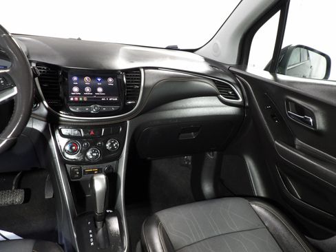 Used 2020 Chevrolet Trax LT w/ LT Convenience Package FWD image 12