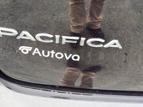 Used 2024 Chrysler Pacifica Touring-L image 11