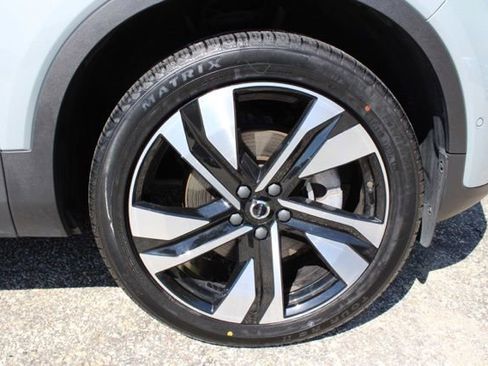 Certified 2024 Volvo XC40 B5 Ultimate w/ Climate Package AWD/4WD image 12