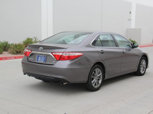 Used 2017 Toyota Camry SE image 5