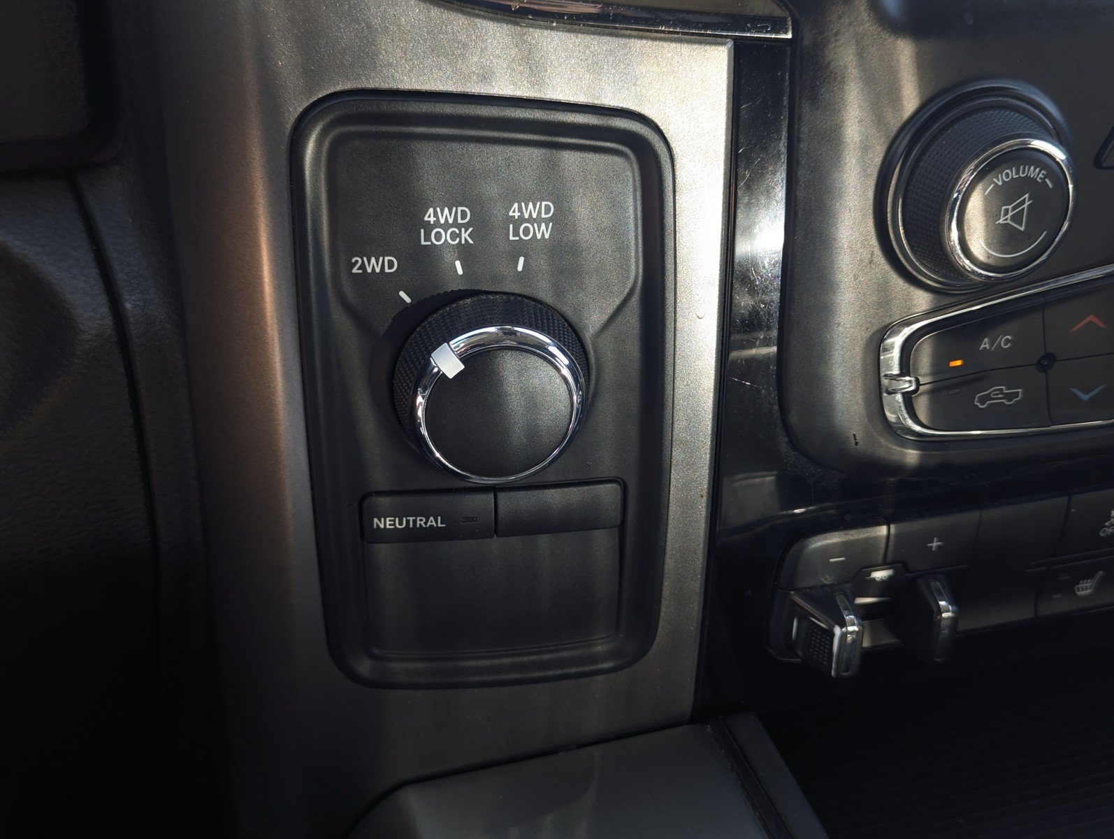 Used 2018 RAM 2500 Laramie w/ Sport Appearance Group AWD/4WD image 13