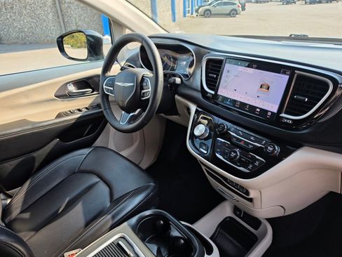 Used 2024 Chrysler Pacifica Touring-L FWD image 10