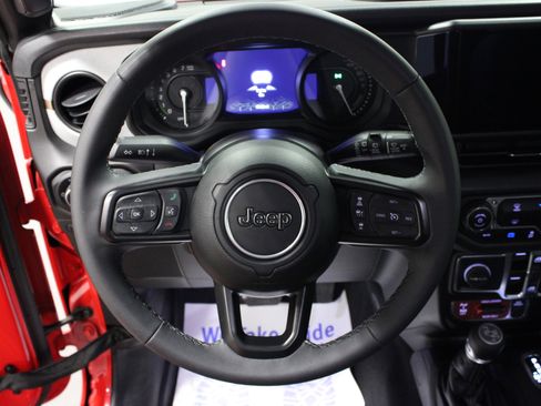 Used 2025 Jeep Wrangler Willys AWD/4WD image 17