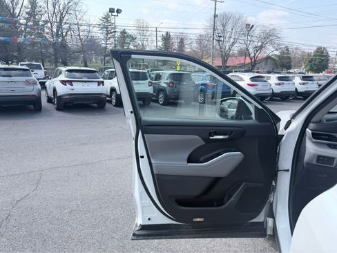 Used 2023 Toyota Highlander XLE image 18