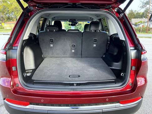 Used 2023 Jeep Grand Cherokee Limited w/ Luxury Tech Group II image 9