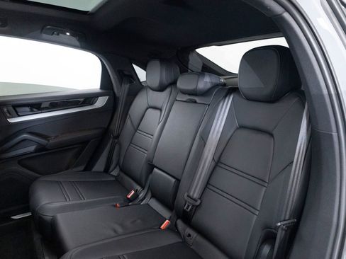 Certified 2025 Porsche Cayenne Coupe AWD/4WD image 30