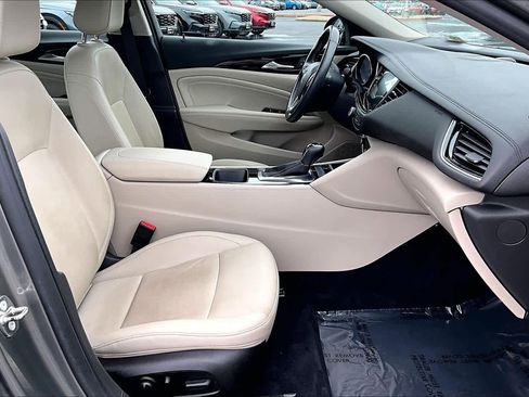 Used 2018 Buick Regal Essence image 8