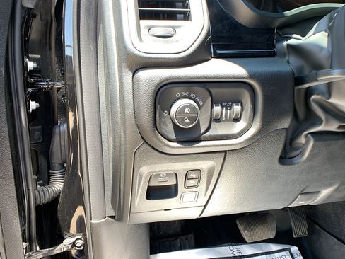 Used 2025 RAM 1500 Laramie AWD/4WD image 12