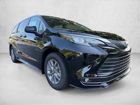 Used 2026 Toyota Sienna XLE FWD image 1