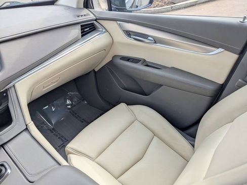 Used 2017 Cadillac XT5 Luxury w/ Driver Awareness Package image 16