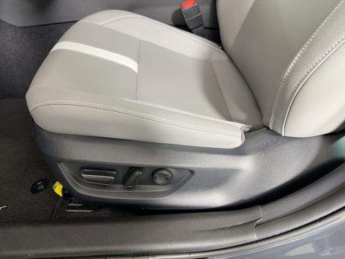 Used 2025 Toyota Camry SE image 12