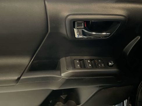 Used 2017 Toyota Tacoma TRD Sport w/ Tow Package AWD/4WD image 13