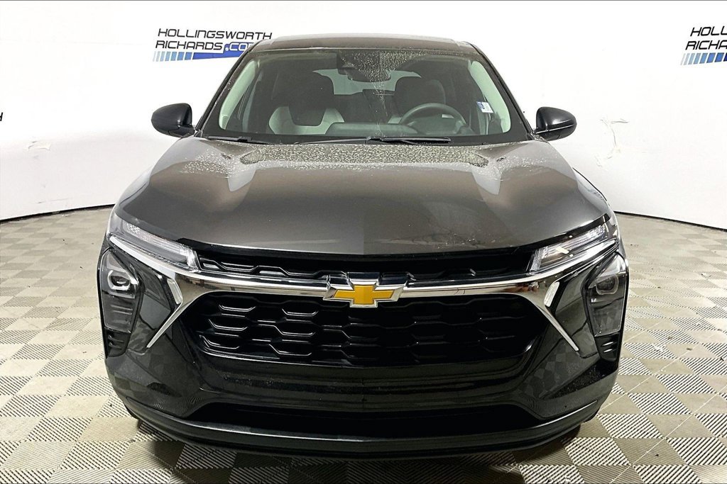 Used 2025 Chevrolet Trax LS FWD image 2