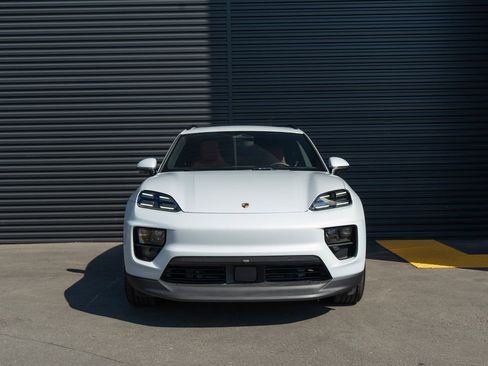 Certified 2025 Porsche Macan Electric image 6